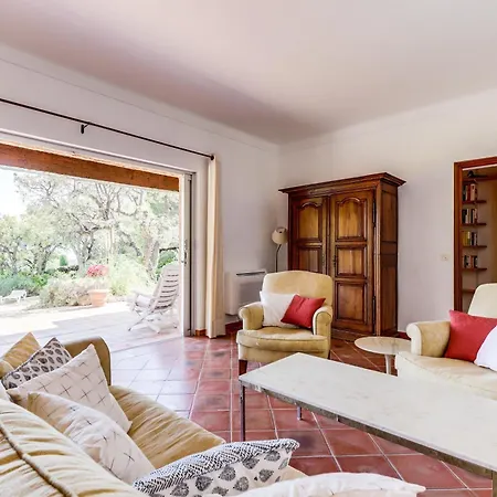Provencale Face A La Villa *